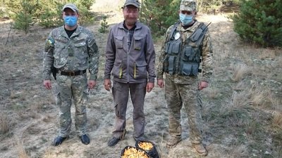 На Житомирщині затримали чоловіка з чорнобильськими лисичками на продаж
