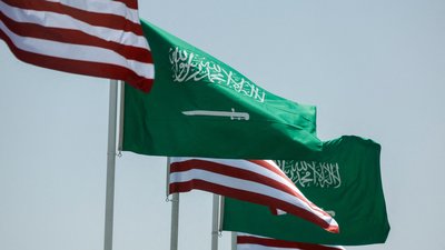 Прапори США та Саудівської Аравії