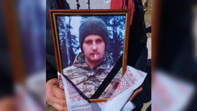 На Чернігівщині попрощалися з трьома бійцями, які загинули на Донеччині та Луганщині На Чернігівщині попрощалися з трьома бійцями, які загинули на Донеччині та Луганщині