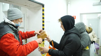 Як у Харкові роздають гуманітарну допомогу — репортаж Як у Харкові роздають гуманітарну допомогу — репортаж