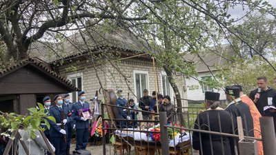 На Полтавщині прощаються із Віктором Городніченком, який помер після поранення на Донеччині На Полтавщині прощаються із Віктором Городніченком, який помер після поранення на Донеччині