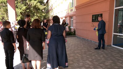У Рівному відкрили пам'ятну дошку загиблим у Маріуполі азовцям У Рівному відкрили пам'ятну дошку загиблим у Маріуполі азовцям