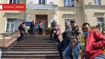Під Луцькрадою мітинг підприємців та атовців