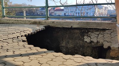 Бруківка провалилась на площі Театральній в Ужгороді Бруківка провалилась на площі Театральній в Ужгороді