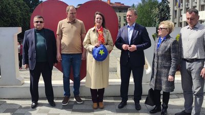 День Європи: в Ужгороді провели акцію "Рука до руки за нашу Європу"