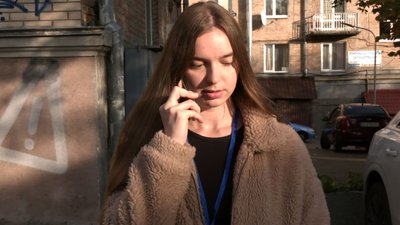 Волонтерка Анастасія Пертак телефонує за номером, вказаним на табличці для входу в укриття, на проспекті Волі, 6 Волонтерка Анастасія Пертак телефонує за номером, вказаним на табличці для входу в укриття, на проспекті Волі, 6
