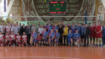 Під час волейбольного турніру на Волині зібрали 35 тисяч гривень для дітей переселенців
