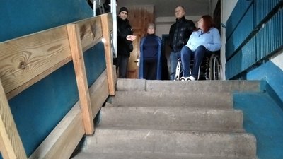 Житомирянка Олена Котікова скаржиться на те, що під'їзд її будинку не обладнаний пандусом Житомирянка Олена Котікова скаржиться на те, що під'їзд її будинку не обладнаний пандусом