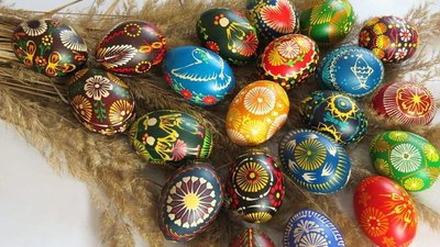 Жителька Тернопільщини безкоштовно навчає писанкарству під час виставки своїх робіт Жителька Тернопільщини безкоштовно навчає писанкарству під час виставки своїх робіт