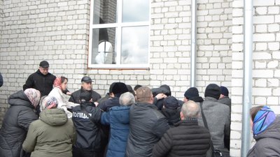 На Житомирщині парафіяни з перепалками та бійками потрапили до церкви
