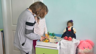 У ігровій кімнаті Хмельницької міської дитячої лікарні діти можуть відпочити, почитати та погратися в іграшки. Фото: Суспільне. Поділля.