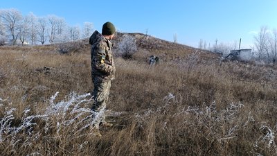 Олександр на фоні одного з курганів на Миколаївщині, 7 лютого 2024 року. Олександр на фоні одного з курганів на Миколаївщині, 7 лютого 2024 року.