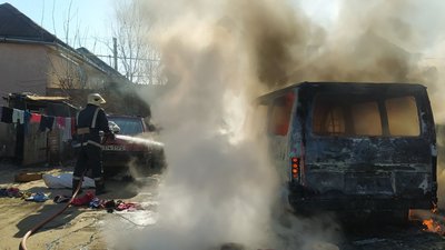 На Закарпатті горів автомобіль у дворі будинку На Закарпатті горів автомобіль у дворі будинку