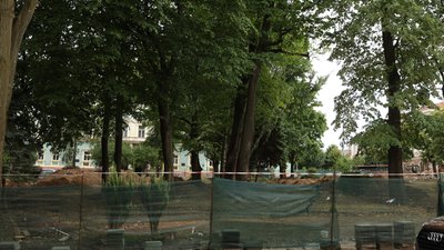 У Чернівцях реконструкцію скверу на Соборній площі планують завершити восени