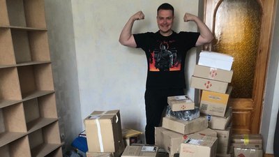Олександр Гнатюк з отриманими книжками Олександр Гнатюк з отриманими книжками