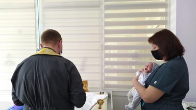Хлопчика, якого залишили у "Вікні життя" львівської лікарні, охрестили Хлопчика, якого залишили у "Вікні життя" львівської лікарні, охрестили