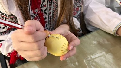 У Тернополі безкоштовно навчають писанкарству