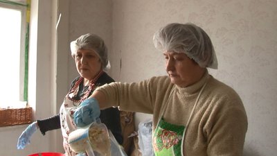 Щодня відправляють посилки на фронт: як канівчани волонтерять дев’ять років Щодня відправляють посилки на фронт: як канівчани волонтерять дев’ять років
