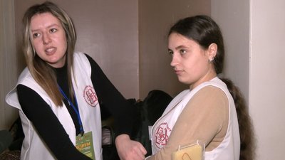 Ірина Кекса показала на своїй коліжанці, як накладати шину на руку Ірина Кекса показала на своїй коліжанці, як накладати шину на руку