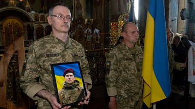 Із загиблим солдатом прощалися у Черкасах
