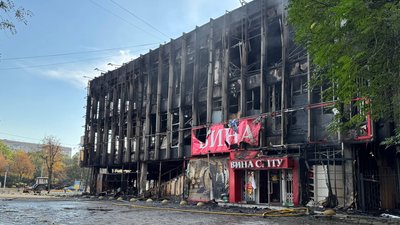 Наслідки російського удару по ТЦ у Запоріжжі у ніч проти 21 вересня