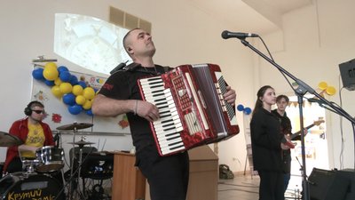 У Черкасах музичний гурт "Крутий заміс" провели благодійний концерт У Черкасах музичний гурт "Крутий заміс" провели благодійний концерт