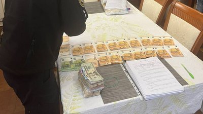 В Ужгороді затримали керівництво парку "Боздош" за підозрою в отриманні хабаря В Ужгороді затримали керівництво парку "Боздош" за підозрою в отриманні хабаря
