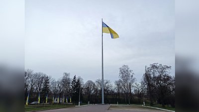 У Кропивницькому підняли найбільший державний прапор в області. Попередній пошкодив вітер і дощ