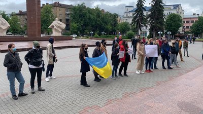 "Покажіть нам справедливість!". У Франківську люди вийшли на мітинг у підтримку Сергія Стерненка "Покажіть нам справедливість!". У Франківську люди вийшли на мітинг у підтримку Сергія Стерненка