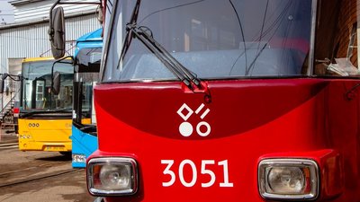 Тролейбуси – лазурові, трамваї – гранатові, автобуси – жовтогарячі. У Дніпрі брендують транспорт