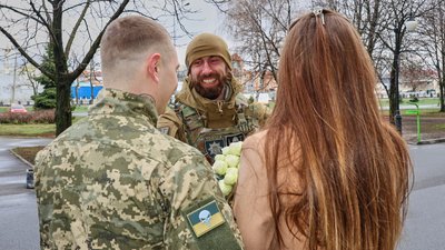 "У буремні часи життя триває": у Харкові військовий одружився з коханою під час війни "У буремні часи життя триває": у Харкові військовий одружився з коханою під час війни