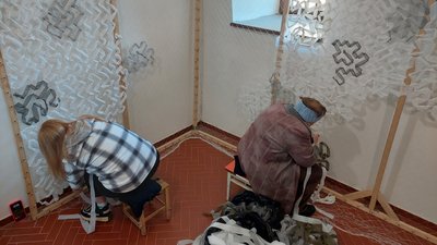 На Закарпатті плетуть маскувальні сітки "Сєвєродонецькі павучки" та діти зі Сторожниці