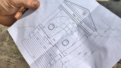 Меморіал загиблим воїнам УНР у Великих Зозулинцях зводять за таким проєктом. Фото: Суспільне. Поділля. Меморіал загиблим воїнам УНР у Великих Зозулинцях зводять за таким проєктом. Фото: Суспільне. Поділля.