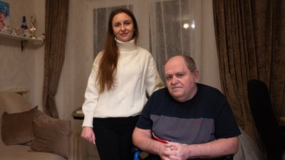 Після атаки на Суми у квітні 2025 року чоловік не може ходити