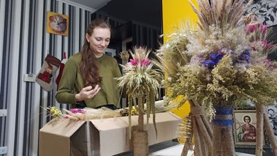 Кропивничанка замість живої ялинки прикрашає свою квартиру дідухом