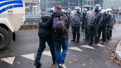 Поліція Бельгії застосувала сльозогінний газ та водомети проти противників COVID-сертифікатів Поліція Бельгії застосувала сльозогінний газ та водомети проти противників COVID-сертифікатів