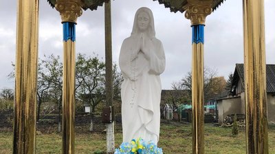 Фігура Матері Божої, встановлена на честь загиблого на війні Олександра Дичка та його побратимів Фігура Матері Божої, встановлена на честь загиблого на війні Олександра Дичка та його побратимів
