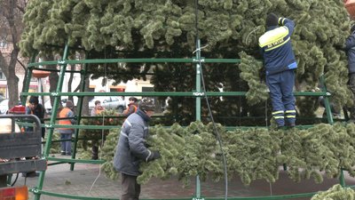 У Запоріжжі почали монтаж новорічної ялинки У Запоріжжі почали монтаж новорічної ялинки