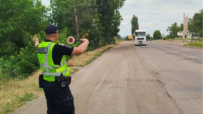 Патрульна поліція контролює рух великовагового транспорту через спеку