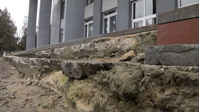 Недобудовані сходи: у Новгороді-Сіверському вже рік не можуть відремонтувати ґанок будинку культури