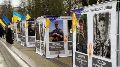 "Ціна війни": у центрі Тернополя вшановують загиблих військовослужбовців