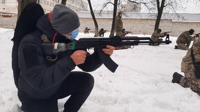 військові зі зброєю військові зі зброєю