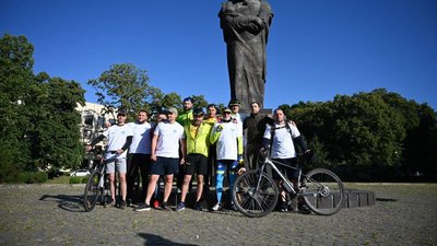 "Шануємо пам'ять захисників України": в Ужгороді відкрили всеукраїнський ветеранський велопробіг "Шануємо пам'ять захисників України": в Ужгороді відкрили всеукраїнський ветеранський велопробіг