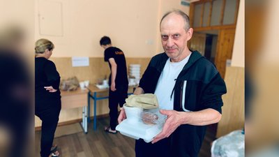 У Чернівцях громадська організація безкоштовно годує переселенців, які живуть у школах