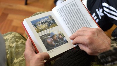 У Житомирі благодійна акція "Подаруй книжку захиснику України" триває У Житомирі благодійна акція "Подаруй книжку захиснику України" триває
