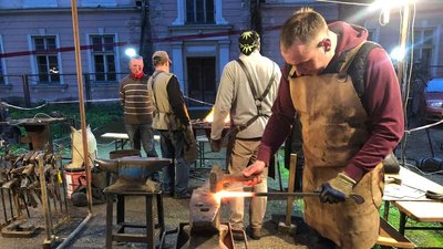 В Івано-Франківську розпочалися нічні кування. Ковалі створять емблему міста В Івано-Франківську розпочалися нічні кування. Ковалі створять емблему міста