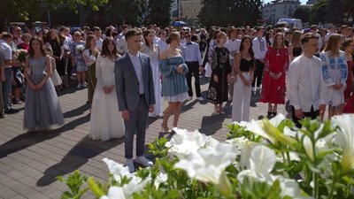 Майже 200 випускників шкіл Луцька отримали золоті та срібні відзнаки. Медалістів яких шкіл найбільше Майже 200 випускників шкіл Луцька отримали золоті та срібні відзнаки. Медалістів яких шкіл найбільше