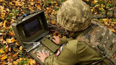 Українські військові спалили танк російських окупантів на Донбасі