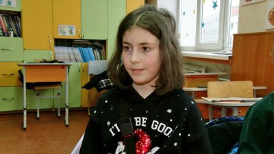 Луцькі школярі вчилися виготовляти окопні свічки для військових Луцькі школярі вчилися виготовляти окопні свічки для військових