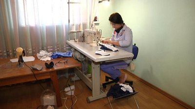 На Одещині жінка безкоштовно шиє маски на замовлення На Одещині жінка безкоштовно шиє маски на замовлення